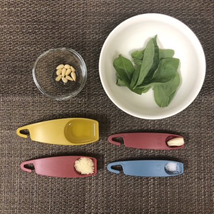 バジルソースの材料(バジル・松の実・にんにく・塩・パルメザン・オリーブオイル)