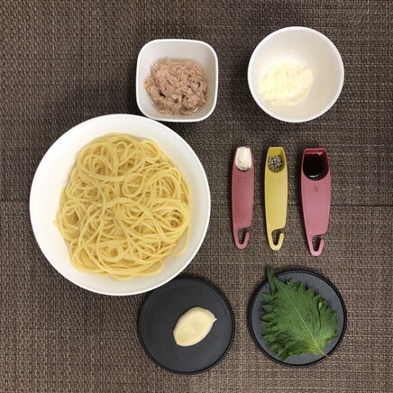 大皿1皿分のツナパスタの材料(パスタ・ツナ・生姜・大葉・マヨネーズ・粉わさび・薄口醬油・黒こしょう)