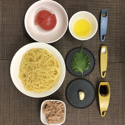 大皿1皿・1人前のツナトマトパスタの材料（パスタ・ツナ・トマト・大葉・ニンニク・オリーブオイル・薄口醤油・塩・黒こしょう）