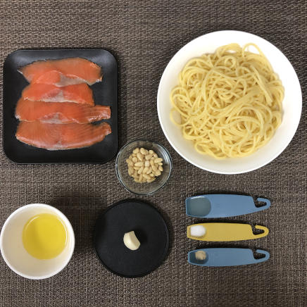 大皿1皿分・1人前のスモークサーモンの冷製パスタの材料(パスタ・スモークサーモン・にんにく・松の実・オリーブオイル・塩・こしょう・レモン)
