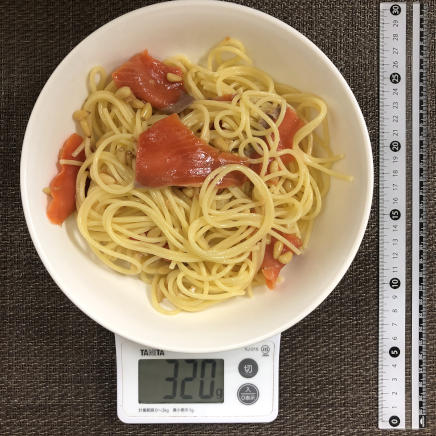 大皿1皿分・1人前のスモークサーモンの冷製パスタ