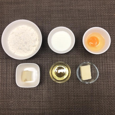 1枚分のバナナパンケーキに使った材料(バナナ・ホットケーキミックス・牛乳・バター・はちみつ・卵)