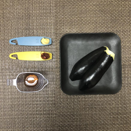 茄子1本分・1人前の茄子の揚げ浸しに使用した材料(なす・めんつゆ・唐辛子・おろし生姜)