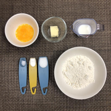 1人前のスコーンに使用した材料(小麦粉・ベーキングパウダー・牛乳・無塩バター・塩・グラニュー糖・卵)