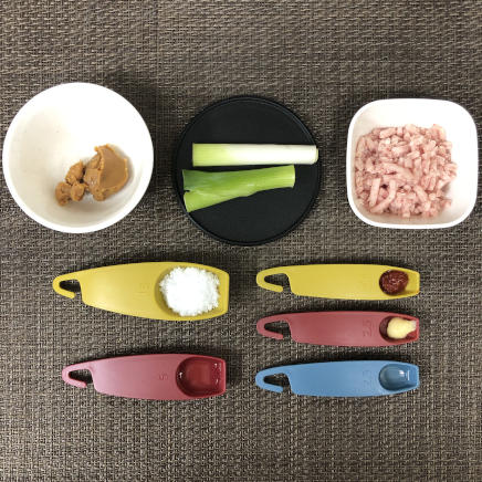 肉味噌の材料(豚挽き肉・味噌・ネギ・おろし生姜・砂糖・豆板醬・日本酒・サラダ油)