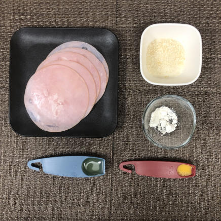 中皿1皿・1枚分のハムカツの材料(ロースハム・小麦粉・パン粉・サラダ油・卵)