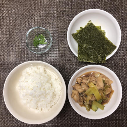 丼1杯・1人前の焼き鳥丼に使用した材料(ご飯・ねぎま・長ねぎ・海苔)