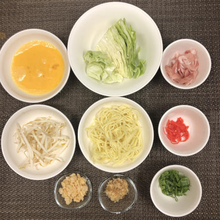 1枚分の広島風お好み焼きに使った材料(蒸し中華麺・豚バラ肉・キャベツ・もやし・天かす・ねぎ・削り節・卵・紅ショウガ)