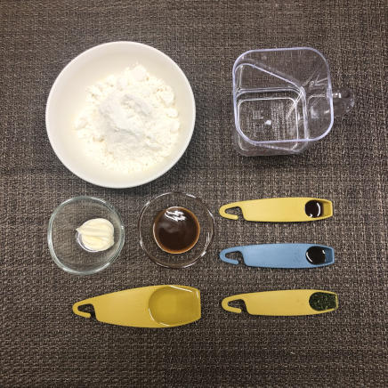 1枚分の広島風お好み焼きに使った材料・調味料(薄力粉・水・中濃ソース・オイスターソース・濃厚ソース・マヨネーズ・青のり・サラダ油)