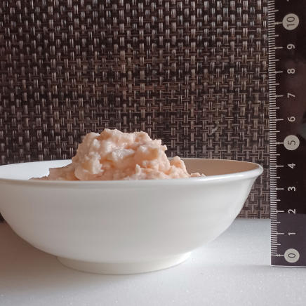 横から見た中皿に盛ったタラモサラダ 200g