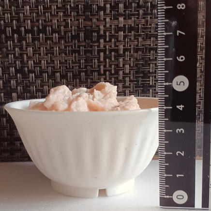 横から見た小鉢に盛ったタラモサラダ 100g