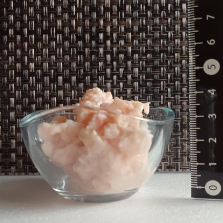 横から見たおつまみ皿に盛ったタラモサラダ 40