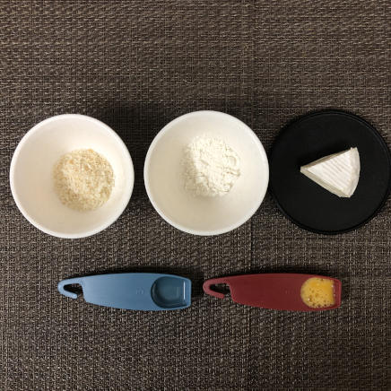 1個分のカマンベールチーズフライの材料（カマンベールチーズ・小麦粉・パン粉・卵）