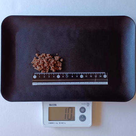 皿にのせた10gの牛肉そぼろ