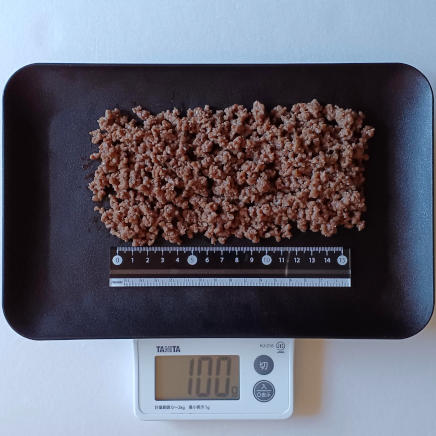 皿にのせた100gの牛肉そぼろ