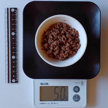 小鉢に入れた50gの牛肉そぼろ(8分目ほど)
