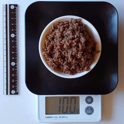 小鉢に入れた100gの牛肉そぼろ(山盛り)