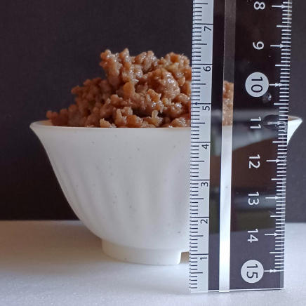 横から見た小鉢山盛り100gの牛肉そぼろ