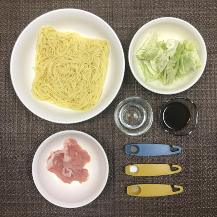 大皿1皿分のオムそばに使った材料（蒸し中華めん・キャベツ・豚ロース・サラダ油・ウスターソース・塩・風味調味料・こしょう）