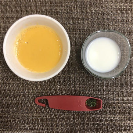 大皿1皿分のオムそばに使った材料（卵・牛乳・青海苔）