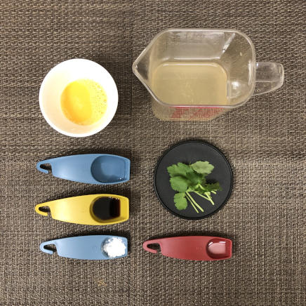 御椀1杯・1人前のかきたま汁の材料（かつお昆布だし・片栗粉・水・醬油・日本酒・糸三つ葉・卵）