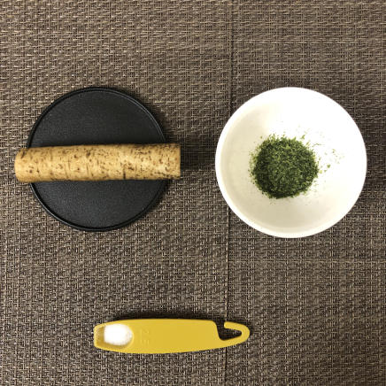 小皿1皿分・1人前のごぼうチップスの材料（ごぼう・塩・青海苔）