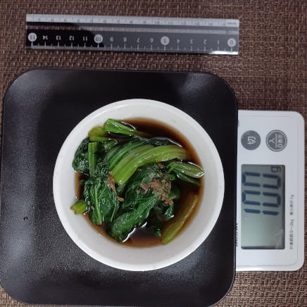 小鉢に入れた小松菜おひたし 100g