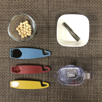 小鉢1杯分の昆布豆の材料（大豆・昆布・水・醤油・みりん・砂糖）