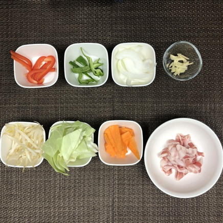 大皿1皿・1人前の肉野菜炒めに使った材料（豚肉・キャベツ・にんじん・ピーマン・赤ピーマン・玉ねぎ・しょうが・もやし）