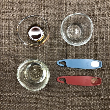 大皿1皿・1人前の肉野菜炒めに使った調味料（醤油・日本酒・サラダ油・塩・こしょう）