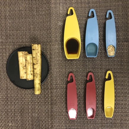 小皿1皿・1人前のたたきごぼうの材料(ごぼう・醤油・塩・酢・みりん・砂糖・むきごま)