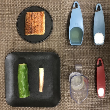 中鉢1杯分のうざくの材料(うなぎの蒲焼き・きゅうり・みょうが・かつおだし・酢・塩・砂糖)