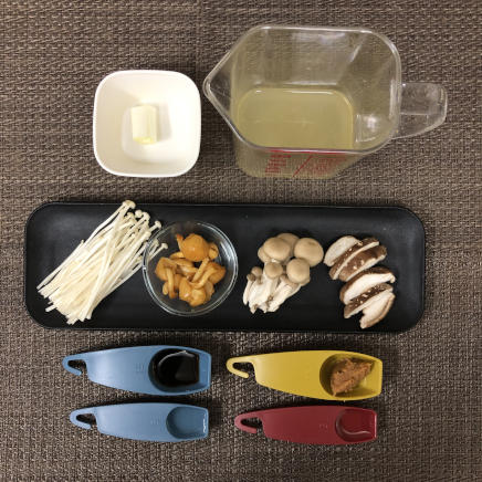 御椀1杯分・1人前のきのこ汁の材料（えのき・なめこ・しいたけ・かつお昆布だし・日本酒・みりん・薄口醬油・味噌・ネギ・しめじ）