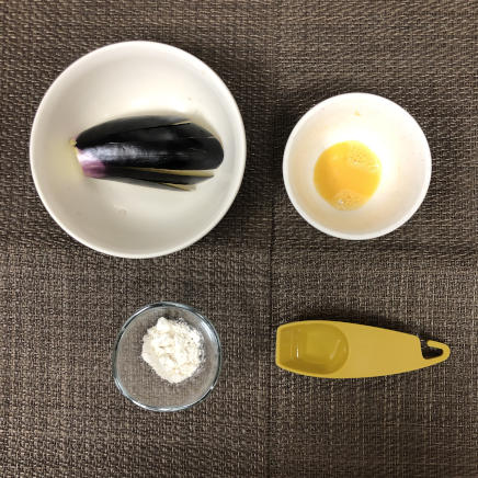 なす1個分のなすの天ぷらに使った材料(なす・小麦粉・卵・水)