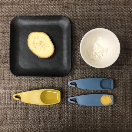 1個分のさつまいもの天ぷらの材料(小麦粉・サラダ油・卵・水・皮付きさつまいも)