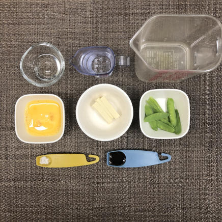 中皿1皿・1人前の高野豆腐の卵とじに使用した材料(荒野豆腐・水・さやえんどう・かつおだし・みりん・醤油・砂糖・卵)