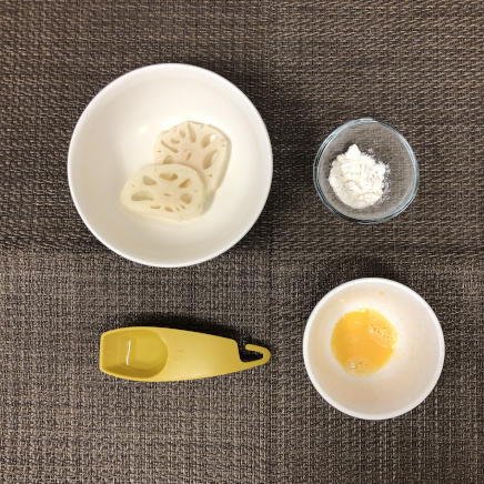 2個分・1人前のれんこんの天ぷらに使った材料（れんこん・小麦粉・卵・水）