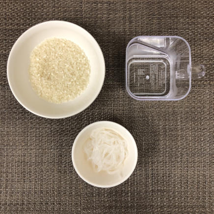 100g分のしらたきご飯の材料（米・水・しらたき）