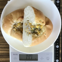 コーンマヨネーズパン1個(半分に切った) 147g