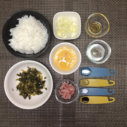 1人前の高菜チャーハンに使用したご飯・高菜漬け・豚挽き肉・ねぎ・塩・こしょう・醤油・日本酒・ごま油・サラダ油・卵