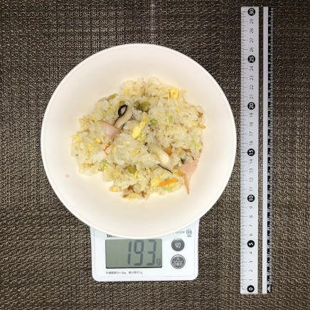 中皿(大)に盛りつけたハーフサイズ193gの五目チャーハン
