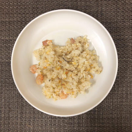中皿に乗せた1個分のチャーハンおにぎりに使ったチャーハン