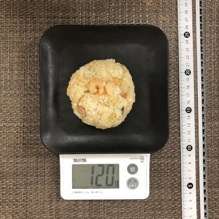 中皿に乗せた1個分のチャーハンおにぎり