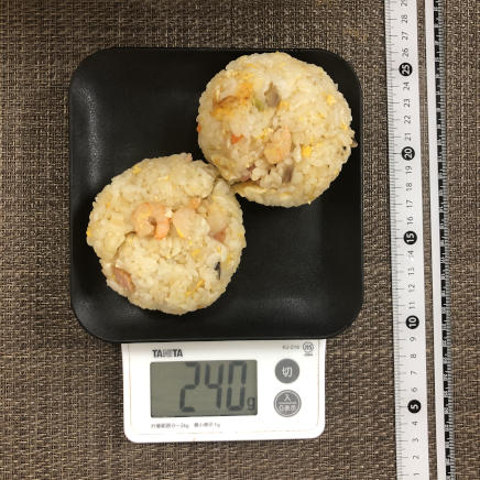 中皿に乗せた2個分のチャーハンおにぎり