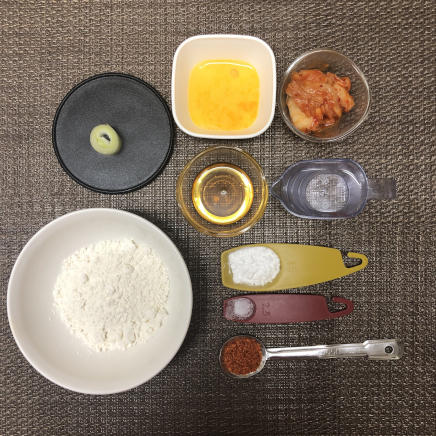 1人前のキムチチヂミに使用したキムチ・ねぎ・チリペッパー・小麦粉・片栗粉・塩・水・ごま油・卵