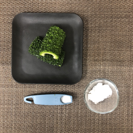 ゴーヤチップスの材料（ゴーヤ・片栗粉・塩）