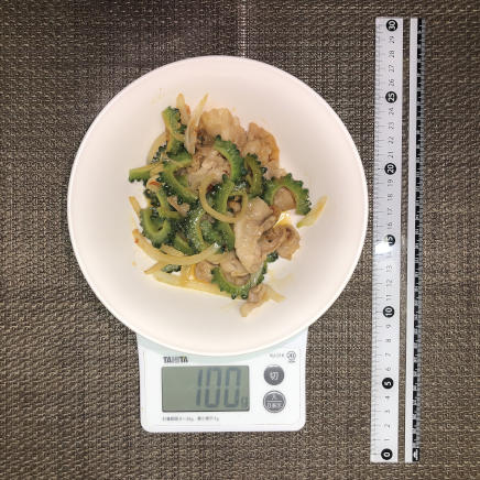 中皿にもりつけた100gのゴーヤ炒め