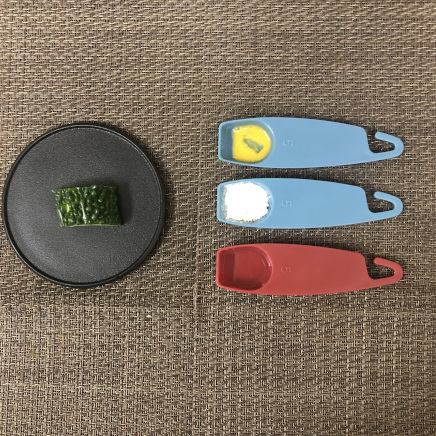 ゴーヤの天ぷらの材料(ゴーヤ・小麦粉・卵・水)