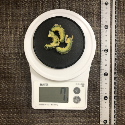 丸平皿1枚・3個分のゴーヤの天ぷら