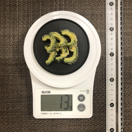 丸平皿1枚・6個分のゴーヤの天ぷら